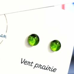 Clous oreilles vert prairie nouvelles couleurs 2025 LouPi Verre les Perles du Golfe du Morbihan-min